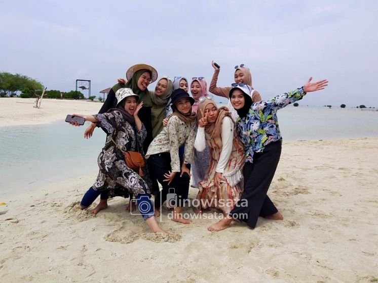 Keseruan di Pantai Pasir Perawan Pulau Pari