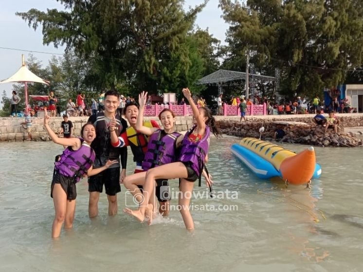 Seru-seruan di Pantai Jembatan Cinta Pulau Tidung