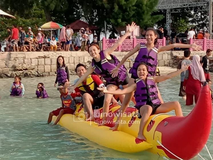 Watersport di Pantai Jembatan Cinta Pulau Tidung